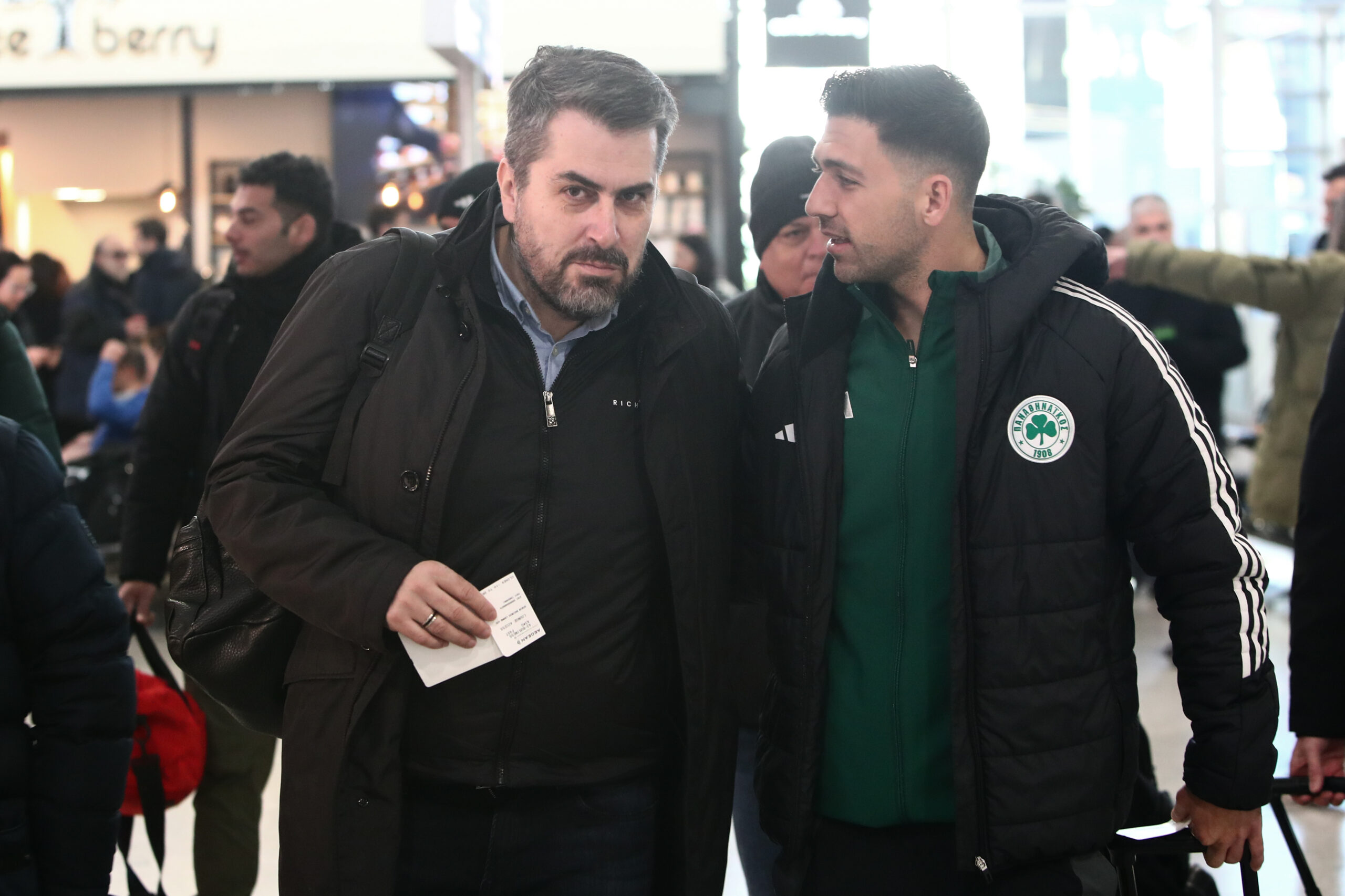 Συναντήθηκαν στο αεροδρόμιο oι αποστολές του Παναθηναϊκού και του μπασκετικού Ολυμπιακού