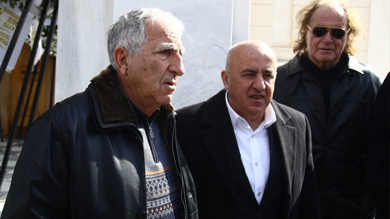 Θρήνος στην κηδεία του Τάκη Οικονομόπουλου - To «Πουλί» «πέταξε» στα γήπεδα των ουρανών (pics)