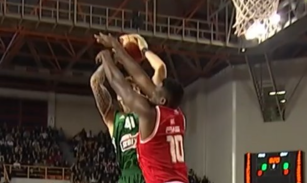 Παναθηναϊκός - Ολυμπιακός: Δεν δόθηκε ΠΕΝΤΑΚΑΘΑΡΟ φάουλ στον Χουάντσο! (pic)