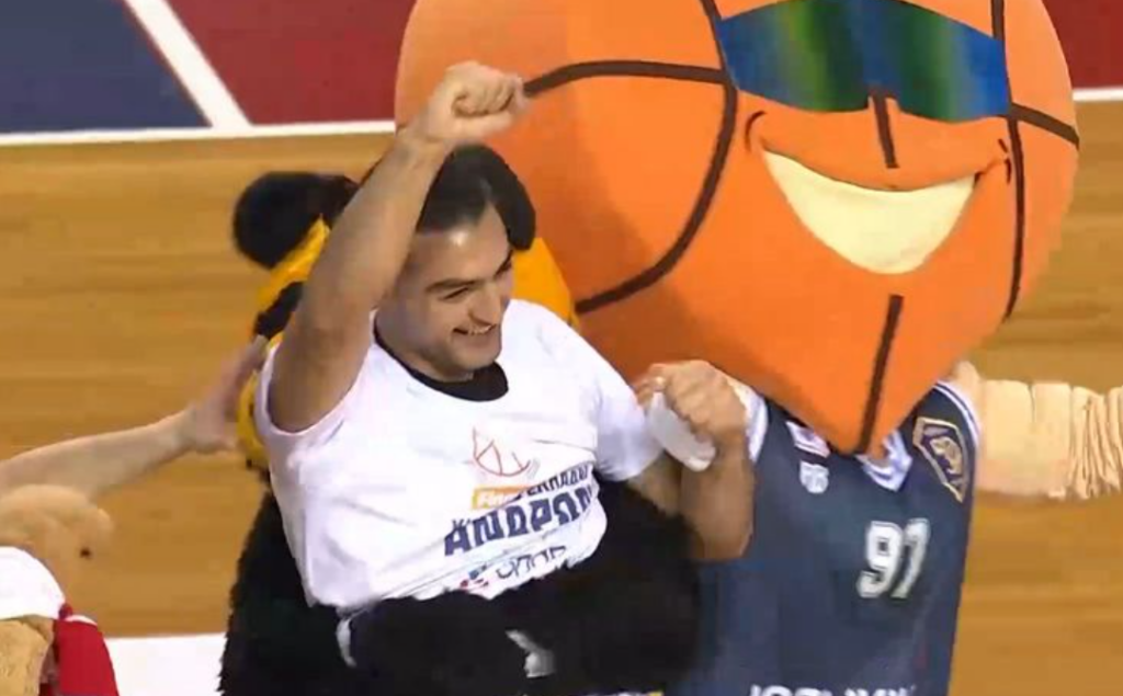 Παναθηναϊκός - Ολυμπιακός: Χαμός στα Δύο Αοράκια, φίλαθλος σκόραρε από το κέντρο του γηπέδου! (vid)