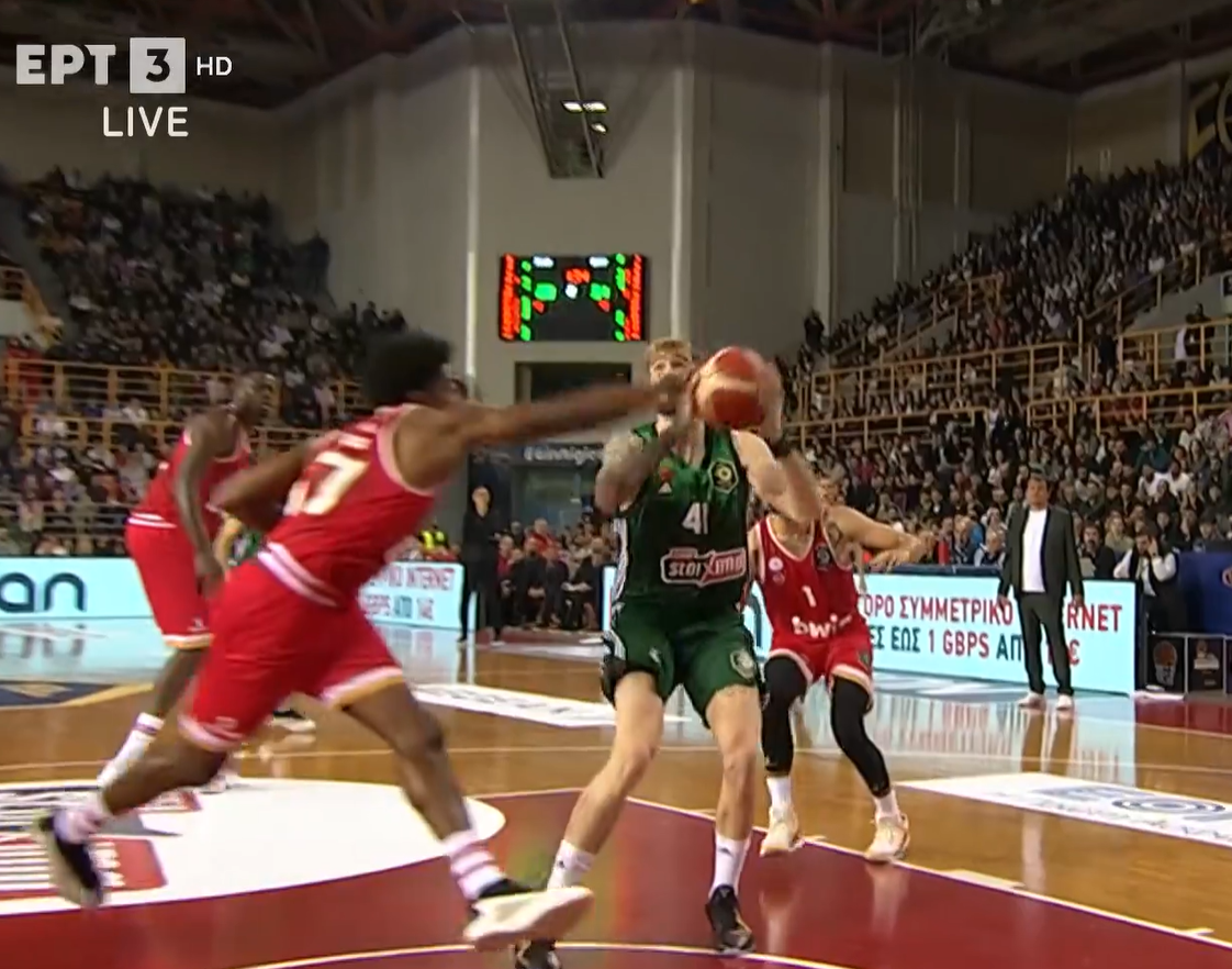 Παναθηναϊκός-Ολυμπιακός: Η Τσαρούχα δεν σφύριξε δύο ακόμη πεντακάθαρα φάουλ (pics)