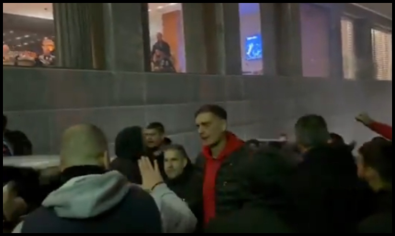 Αποθεώθηκε ο Μπαρτζώκας από τους οπαδούς του Ολυμπιακού μετά την απώλεια και του Κυπέλλου (vid)