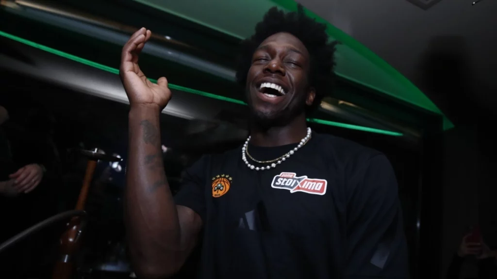 Τρομερός Ναν τραγουδάει Πέγκυ Ζήνα και "Δεν θα πας πουθενά" (vid)