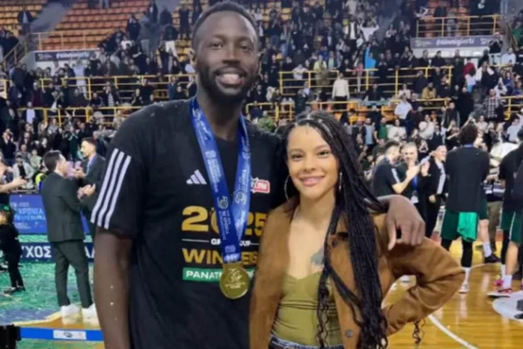 Σύζυγος Γκραντ: «Ούτε στις διακοπές δεν μπορώ να έχω τον άντρα μου!»