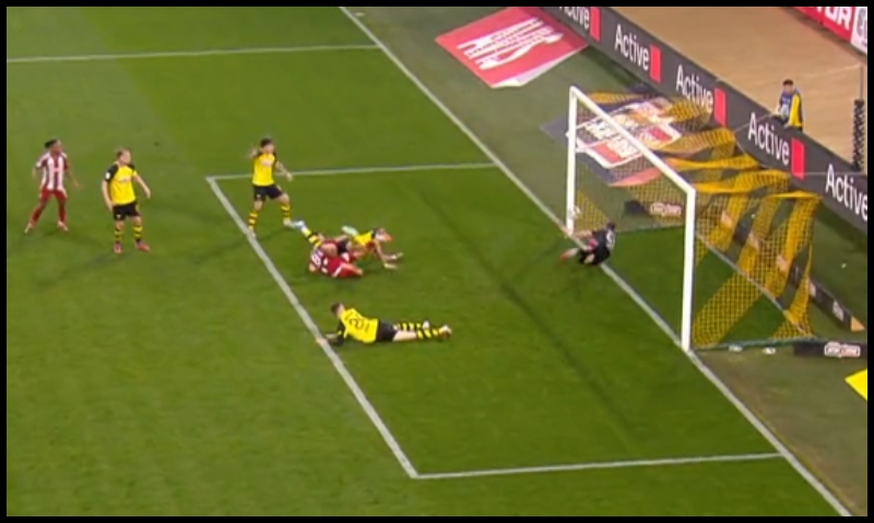 ΑΕΚ - Ολυμπιακός: Η αδιανόητη απόκρουση του Μπρινιόλι στη φάση Μουκουντί-Κωστούλα (vid)