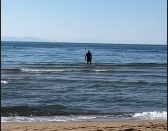 Έκανε πράξη την υπόσχεσή του ο Αταμάν - Η φωτογραφία από την παραλία