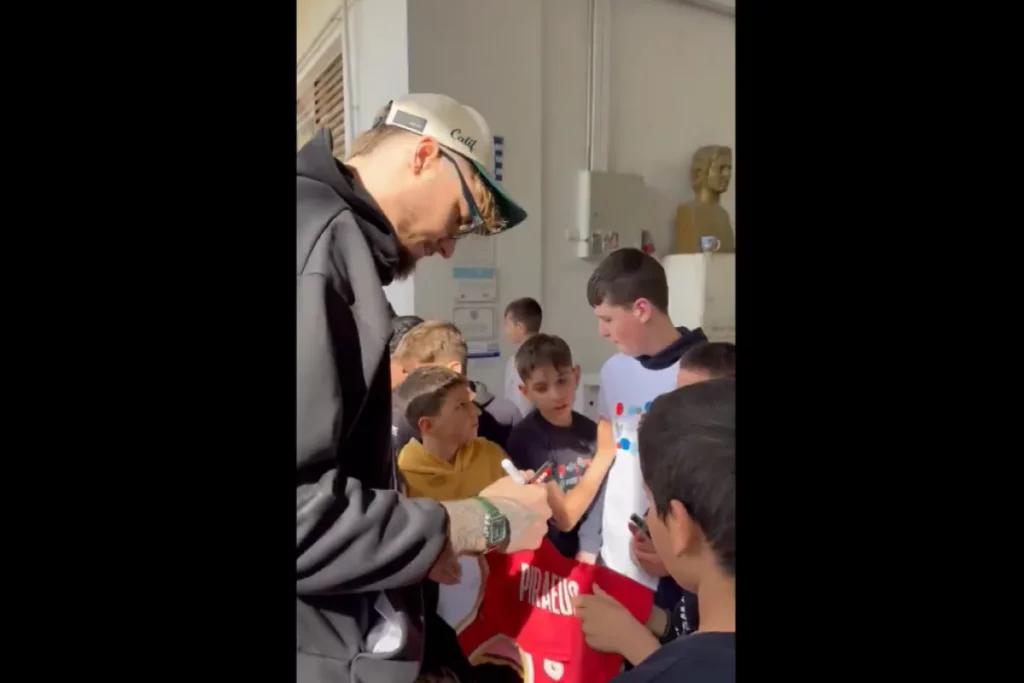 Ο Χουάντσο με φοβερή ατάκα δεν χάλασε το χατίρι σε μικρό φίλο του μπάσκετ και υπέγραψε φανέλα του Ολυμπιακού!