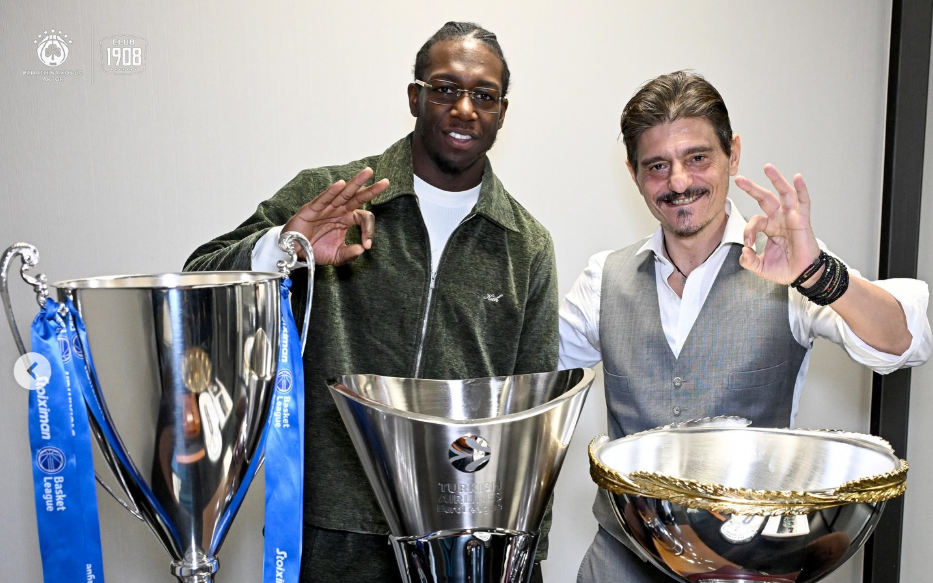 Φωτογραφίες: Η υπογραφή του Ναν και το έξτρα δώρο του Γιαννακόπουλου (pics)