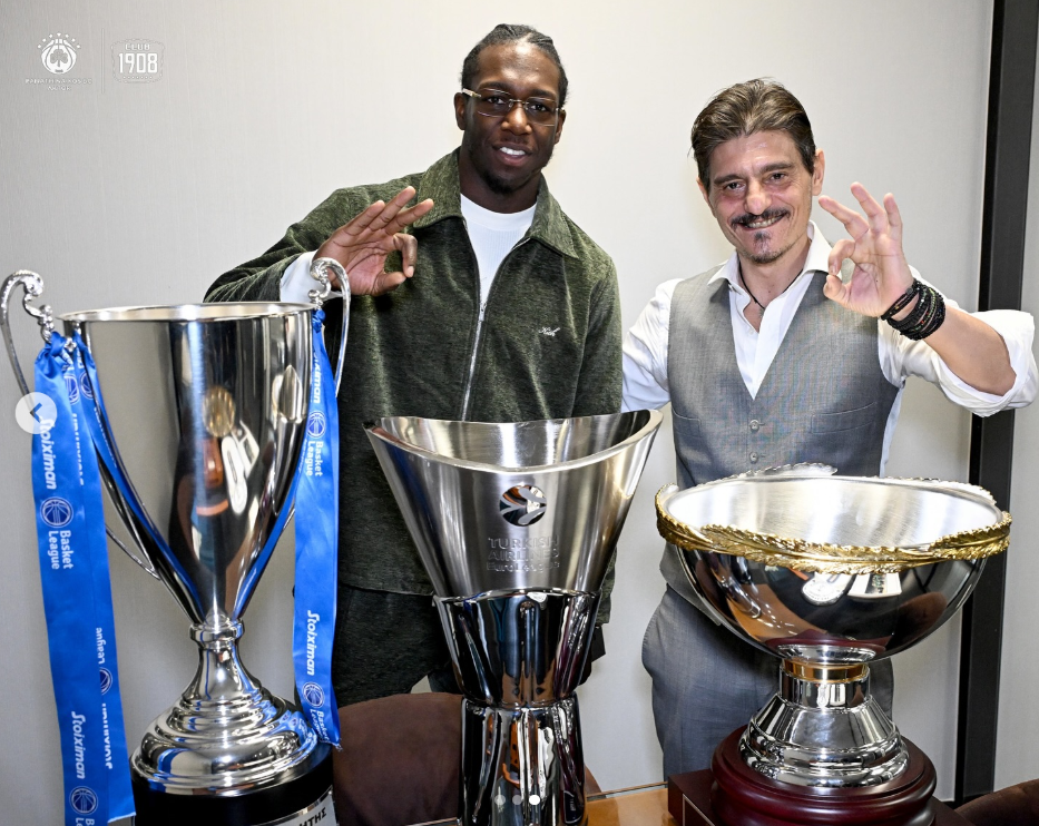 Φωτογραφίες: Η υπογραφή του Ναν και το έξτρα δώρο του Γιαννακόπουλου (pics)