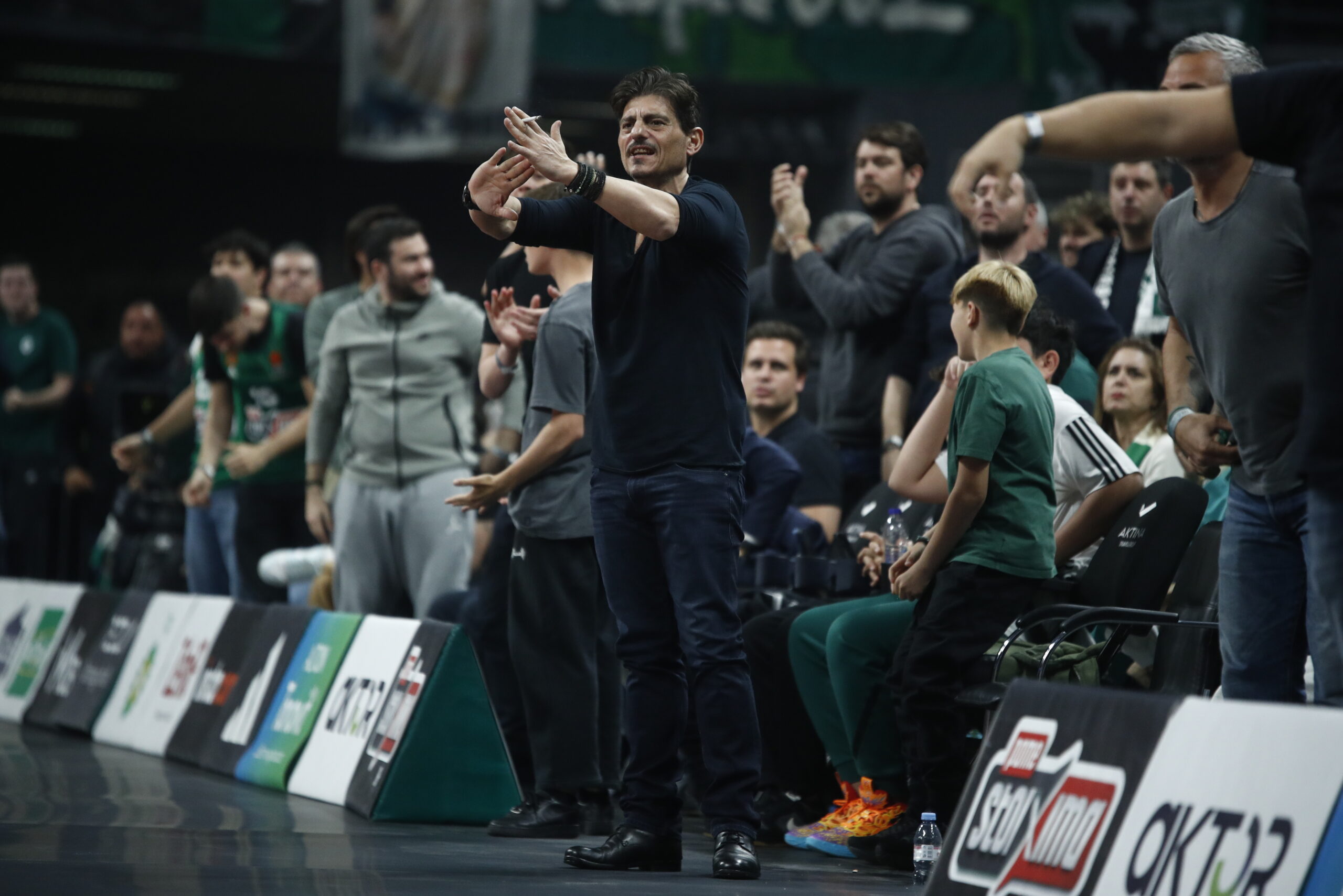 Έξαλλος με τους διαιτητές ο Γιαννακόπουλος στο Παναθηναϊκός-Ερυθρός (pics)