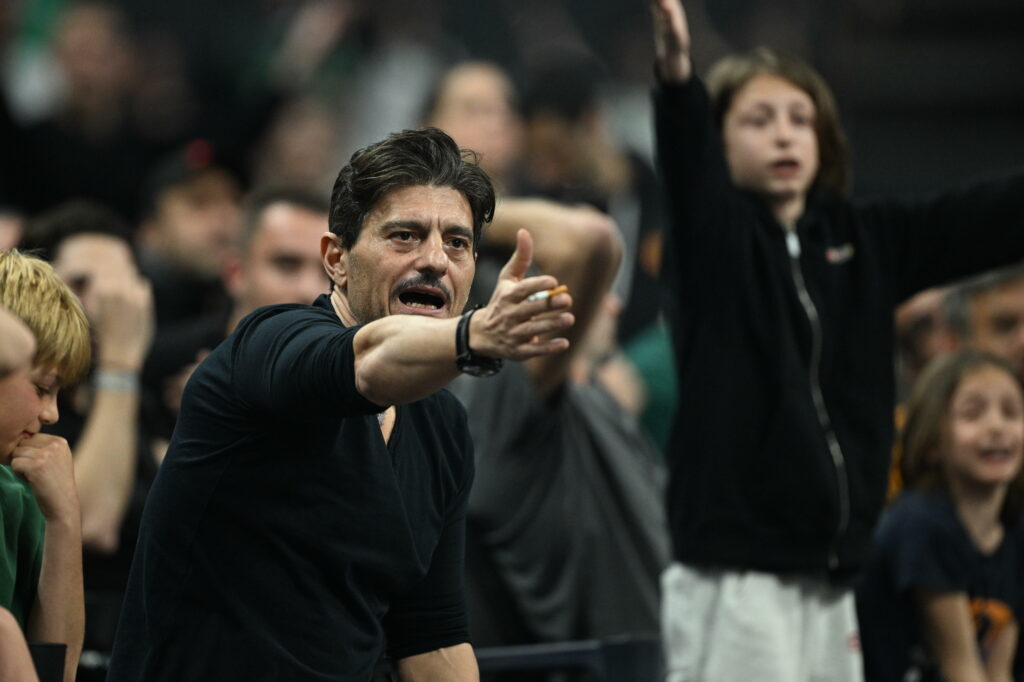 Έξαλλος με τους διαιτητές ο Γιαννακόπουλος στο Παναθηναϊκός-Ερυθρός (pics)