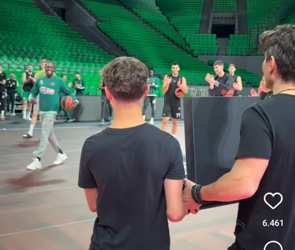 Η στιγμή που ο Γιαννακόπουλος δίνει το βραβείο στον Ναν και η ομιλία του στην ομάδα (vid)