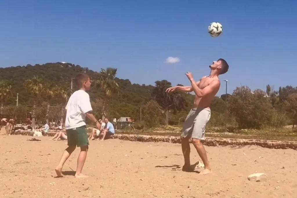 Φίλιπ Τζούρισιτς: Έκανε επίδειξη της τεχνικής του παίζοντας με ένα παιδάκι στην παραλία