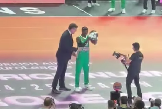 Παναθηναϊκός-Εφές: Η βράβευση του Κέντρικ Ναν από τον Ντέγιαν Μποντιρόγκα (vid)