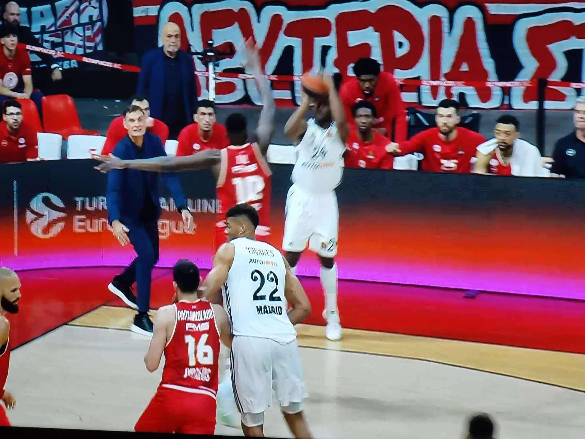 Ο Μπαρτζώκας δέχθηκε τεχνική ποινή - Μπήκε στο γήπεδο (pic)