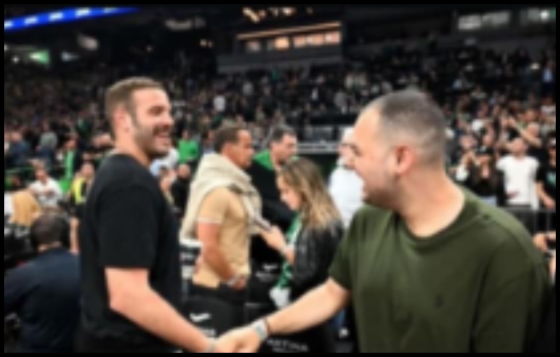 Σύνθημα από τον γιο του Κούγια για το 2/2 του Παναθηναϊκού - Η φωτογραφία με τον Παππά (pic)