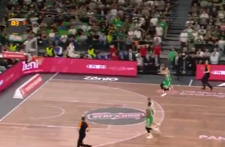 Κι αυτό «ΜΕΣΑ» από τον ΣΛΟΥΚΑ: Αδιανόητο τρίποντο at the buzzer στο ΟΑΚΑ! (vid)