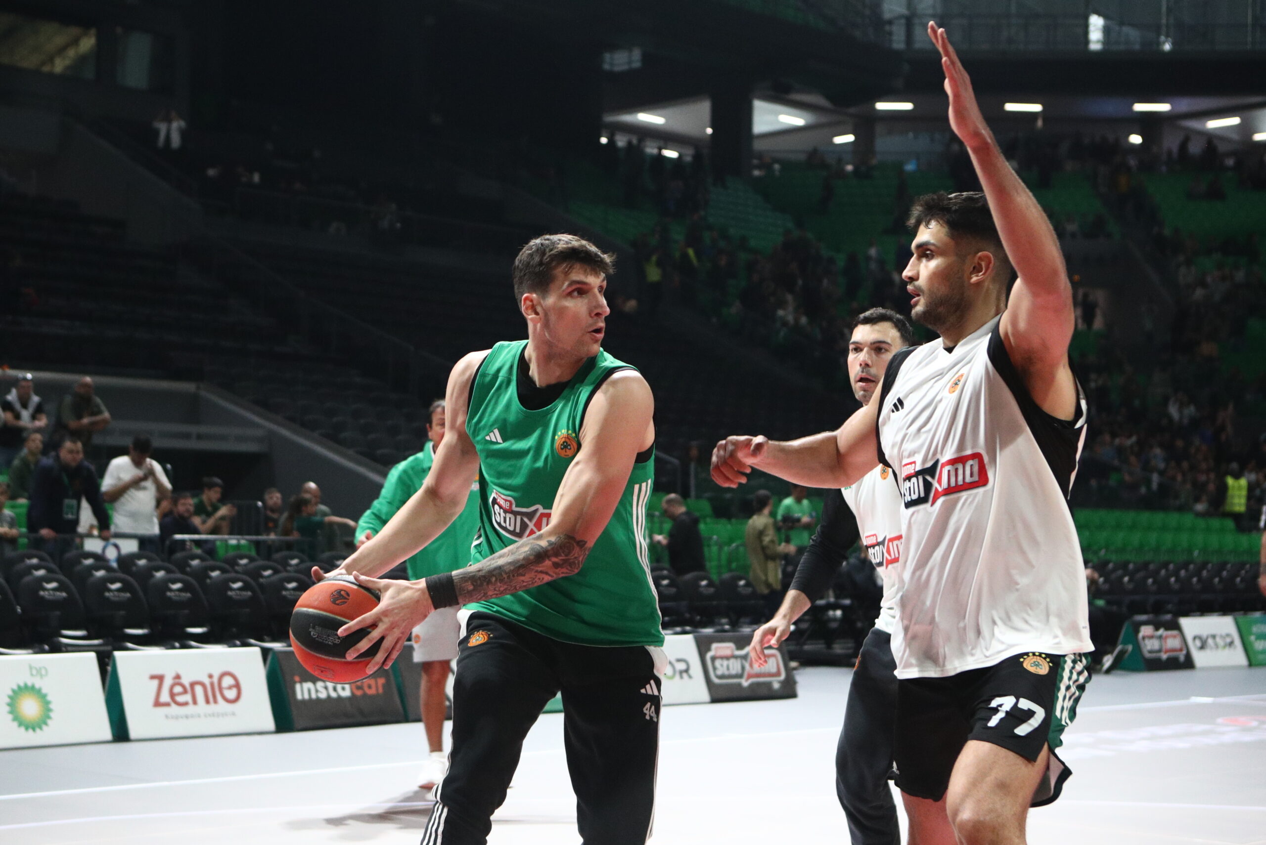 Απίστευτο: Κόσμος περιμένει στη βροχή να αποθεώσει τους παίκτες του Παναθηναϊκού στο πάρκινγκ!