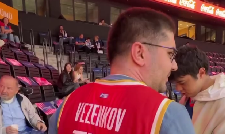 Οπαδός της Φενέρ με φανέλα του Ολυμπιακού στο Εφές - Παναθηναϊκός: «Ήρθα να τους τρελάνω!» (vid)