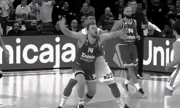 Αυτό λέει ο κανονισμός για το φάουλ-παρωδία στη φάση Ταβάρες - Βεζένκοφ!