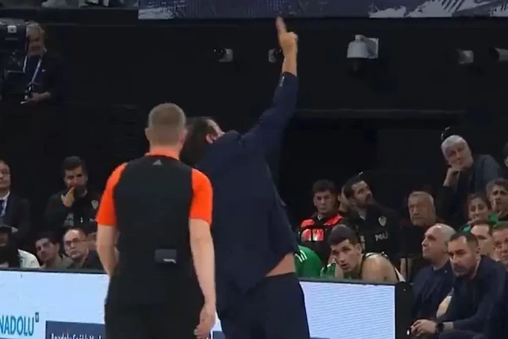 Αυτά έδειχνε ο Αταμάν στους φίλους της Εφές μετά το σύνθημα που τον εξόργισε (pic)