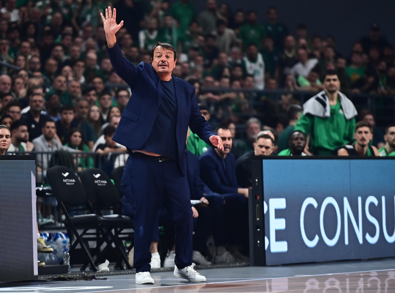 Πρώην ποδοσφαιριστής της Μπαρτσελόνα καθόταν δίπλα στον Αταμάν - Ο λόγος της παρουσίας του