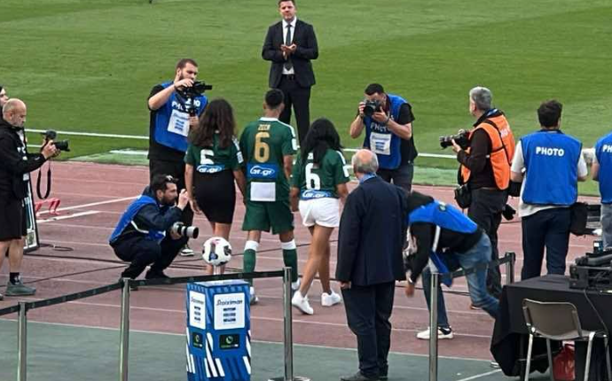 Παναθηναϊκός - Ολυμπιακός: Η βράβευση του Ζέκα από τον Φύσσα (vid)