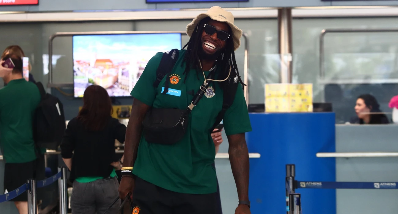 Με τεράστιο χαμόγελο ο Λεσόρ στο αεροδρόμιο - Η ερώτηση του κόσμου (pic)