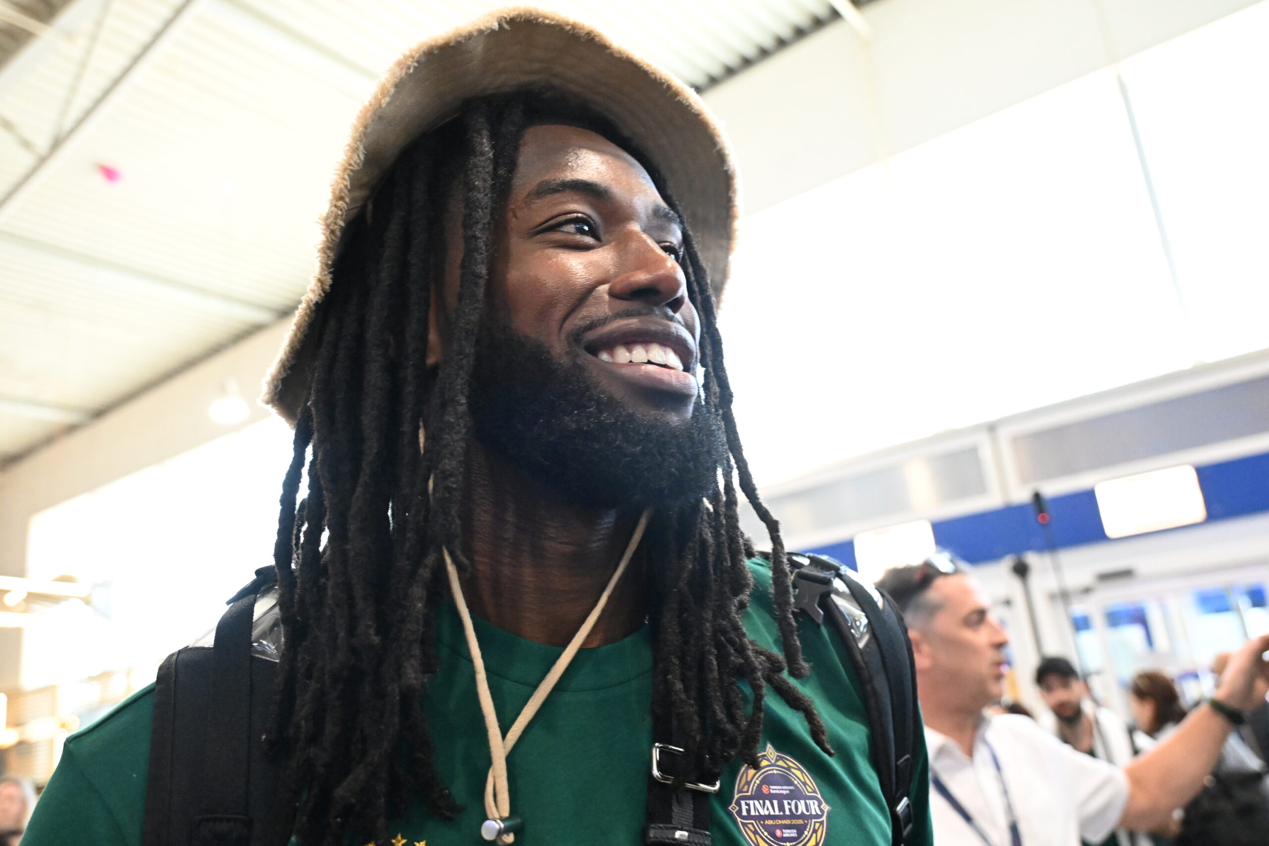 Με τεράστιο χαμόγελο ο Λεσόρ στο αεροδρόμιο - Η ερώτηση του κόσμου (pic)