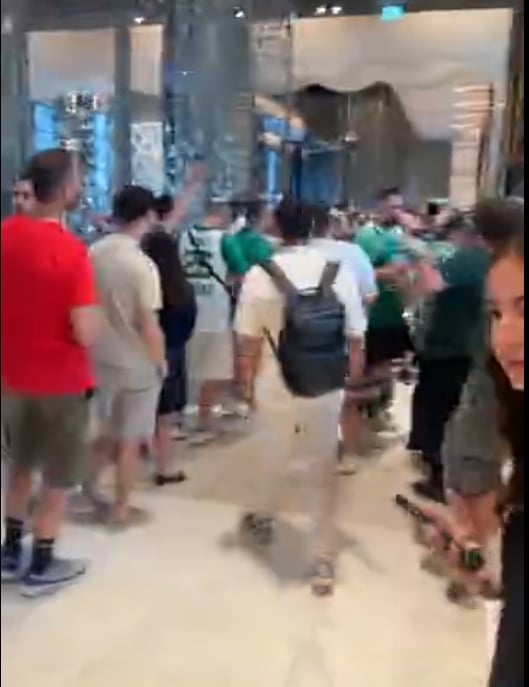 Φωτογραφίες: Αποθέωση στο ξενοδοχείο κατά την αναχώρηση της αποστολής του Παναθηναϊκού