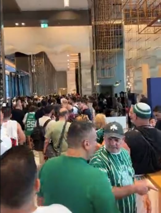 Φωτογραφίες: Αποθέωση στο ξενοδοχείο κατά την αναχώρηση της αποστολής του Παναθηναϊκού