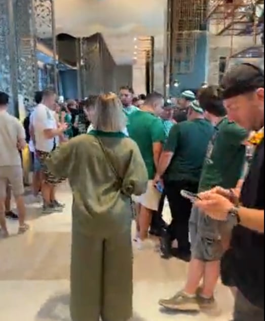 Φωτογραφίες: Αποθέωση στο ξενοδοχείο κατά την αναχώρηση της αποστολής του Παναθηναϊκού