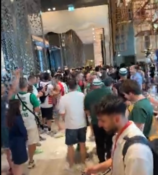 Φωτογραφίες: Αποθέωση στο ξενοδοχείο κατά την αναχώρηση της αποστολής του Παναθηναϊκού