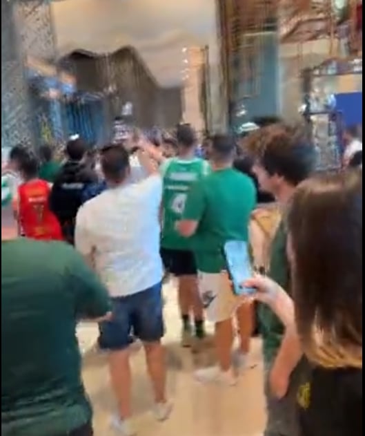 Φωτογραφίες: Αποθέωση στο ξενοδοχείο κατά την αναχώρηση της αποστολής του Παναθηναϊκού