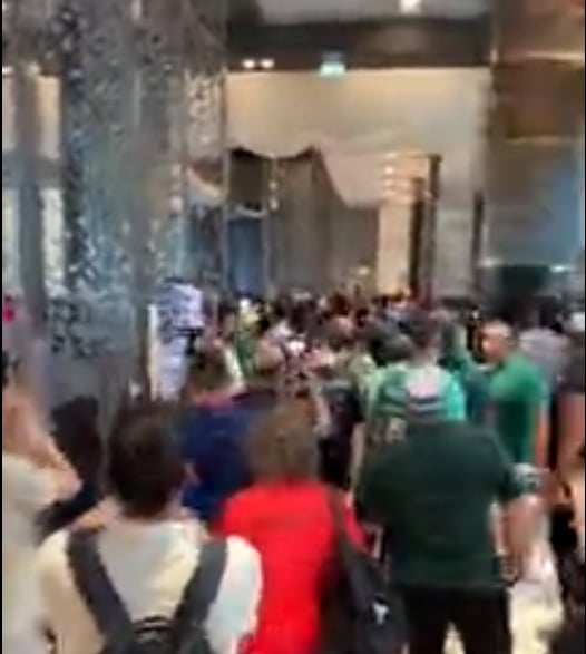 Φωτογραφίες: Αποθέωση στο ξενοδοχείο κατά την αναχώρηση της αποστολής του Παναθηναϊκού