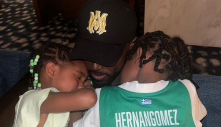 Συγκλονιστική στιγμή: Λυπημένα τα παιδιά του Γκραντ στην αγκαλιά του μπαμπά τους (pic)