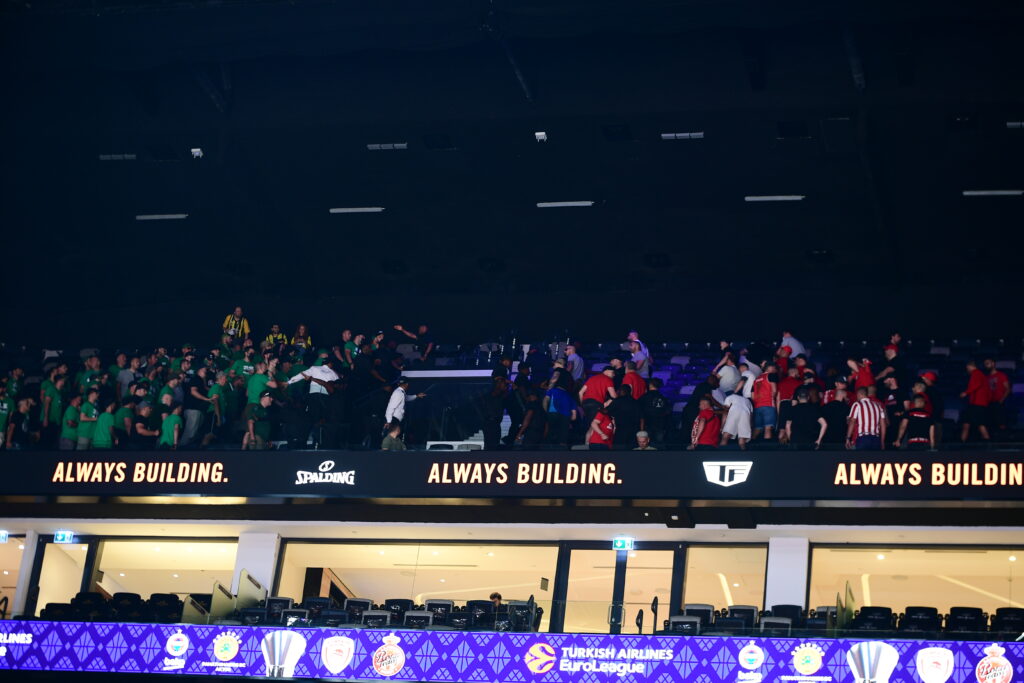 Φωτογραφίες: Ένταση μεταξύ Παναθηναϊκών - Ολυμπιακών στην Etihad Arena