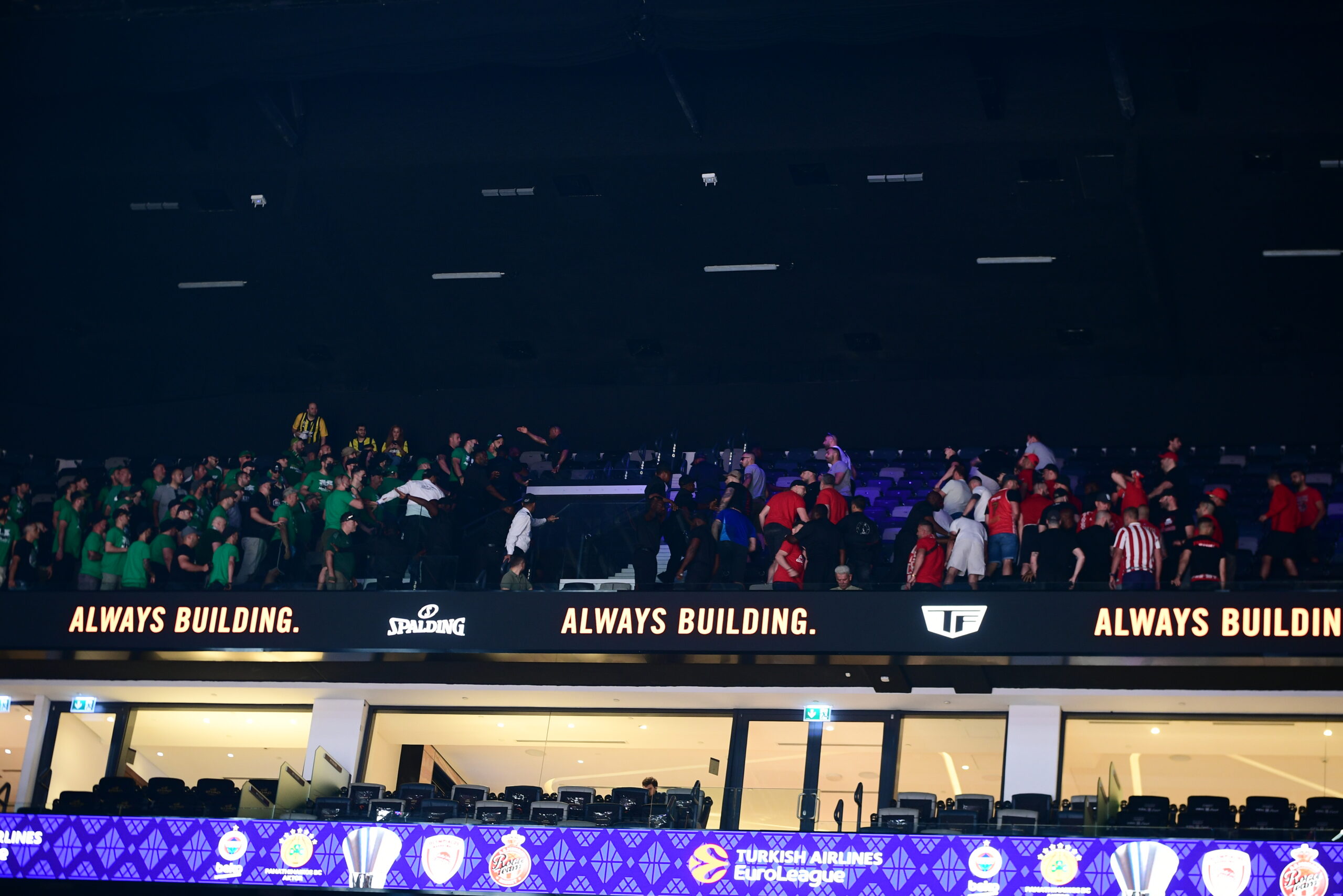 Φωτογραφίες: Ένταση μεταξύ Παναθηναϊκών - Ολυμπιακών στην Etihad Arena