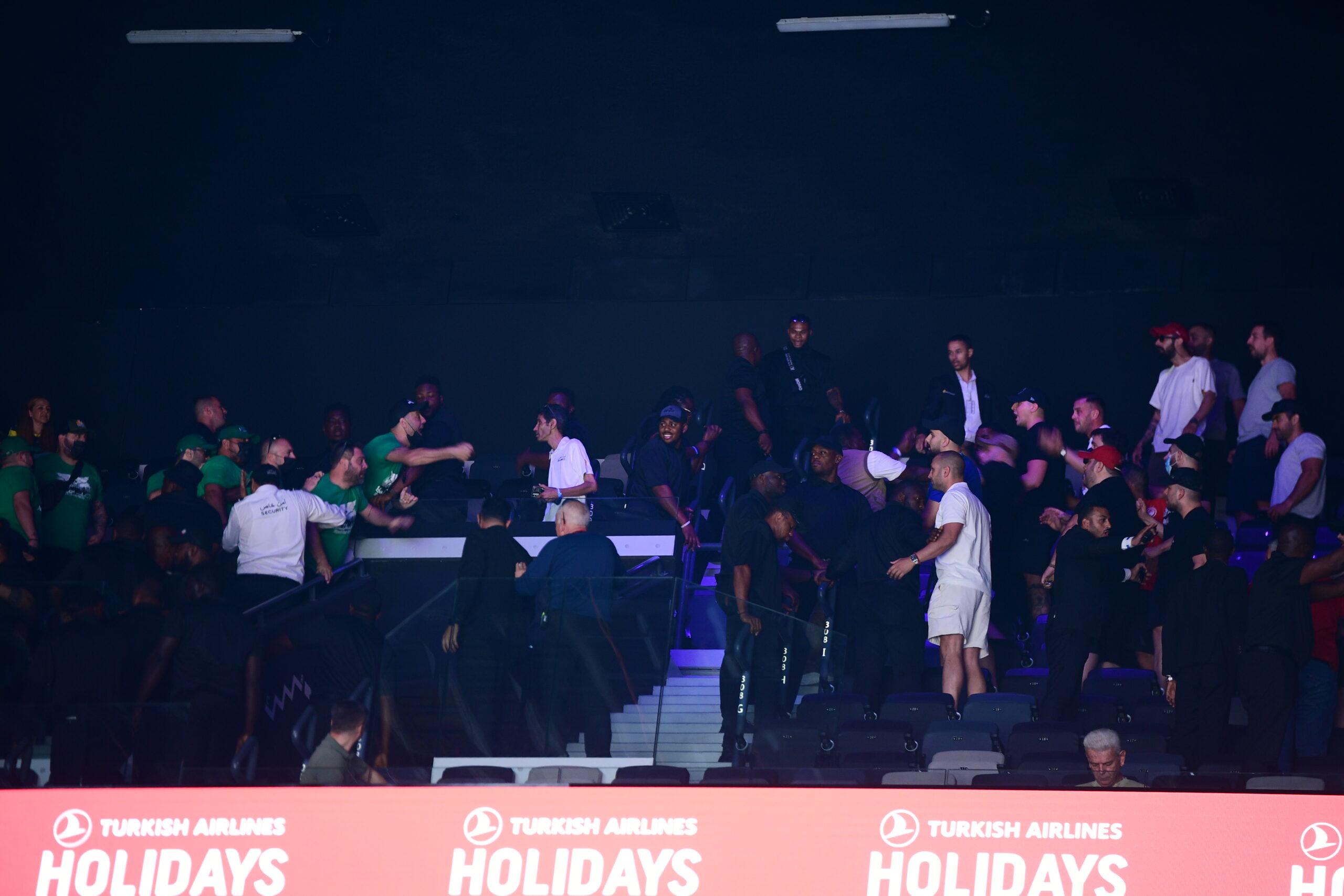 Φωτογραφίες: Ένταση μεταξύ Παναθηναϊκών - Ολυμπιακών στην Etihad Arena