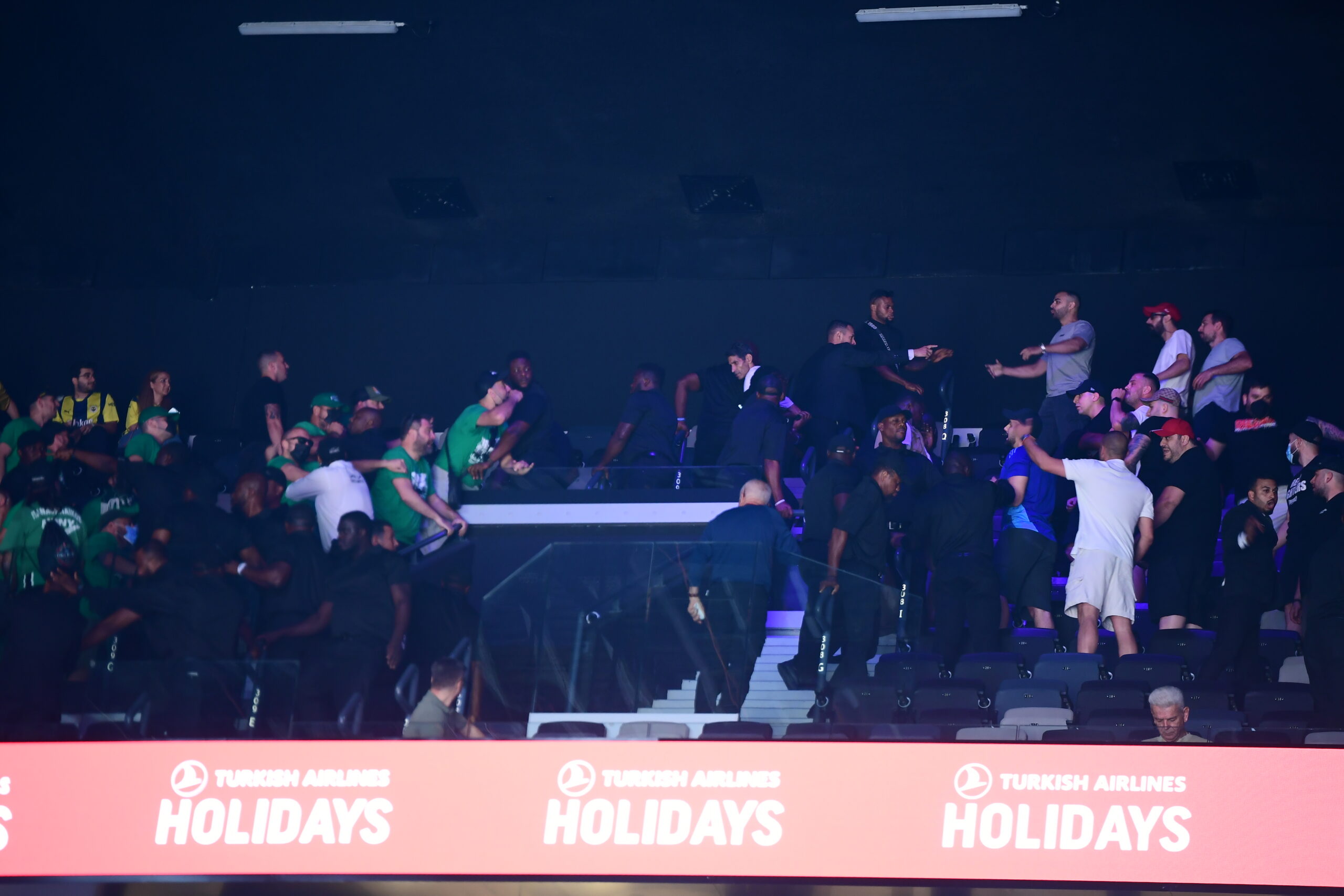 Φωτογραφίες: Ένταση μεταξύ Παναθηναϊκών - Ολυμπιακών στην Etihad Arena