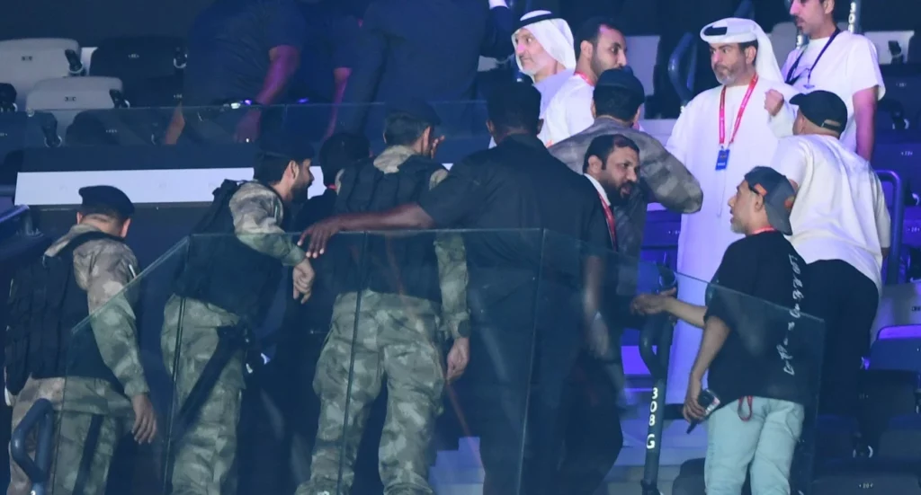 Απίστευτο: Στρατός με αλεξίσφαιρα μπήκε στις κερκίδες για να χωρίσει τους Έλληνες