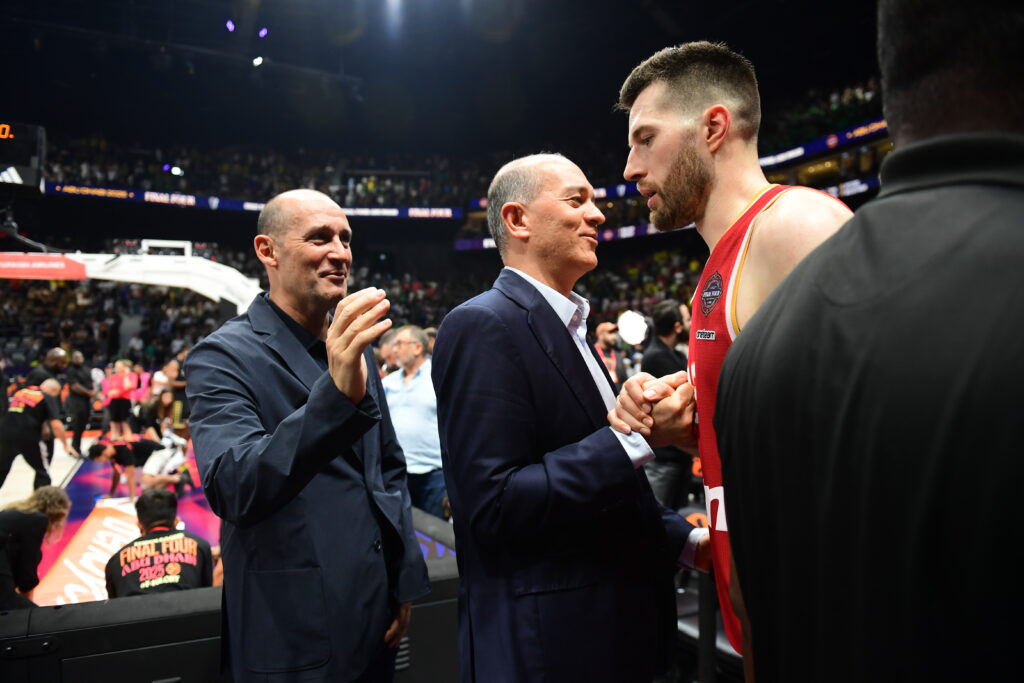 Αγγελόπουλοι και παίκτες... αποθεώθηκαν - Ζήτησαν το πρωτάθλημα οι οπαδοί