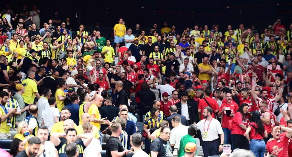 Τα... έσπασαν μετά τη «φιλία» - Ένταση μεταξύ οπαδών Φενέρ και Ολυμπιακού