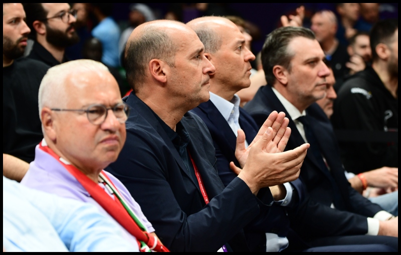 Παρακολουθούν τον μικρό τελικό οι Αγγελόπουλοι (pics)