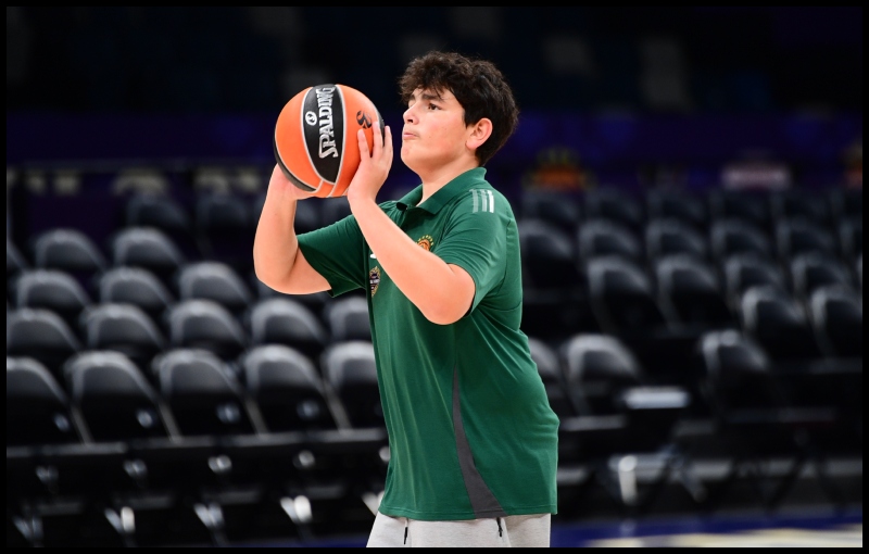 Γέλασε ο Σαρπ Αταμάν με τους οπαδούς του Ολυμπιακού: «Νομίζουν ότι παίζουν στον τελικό!» (pic)