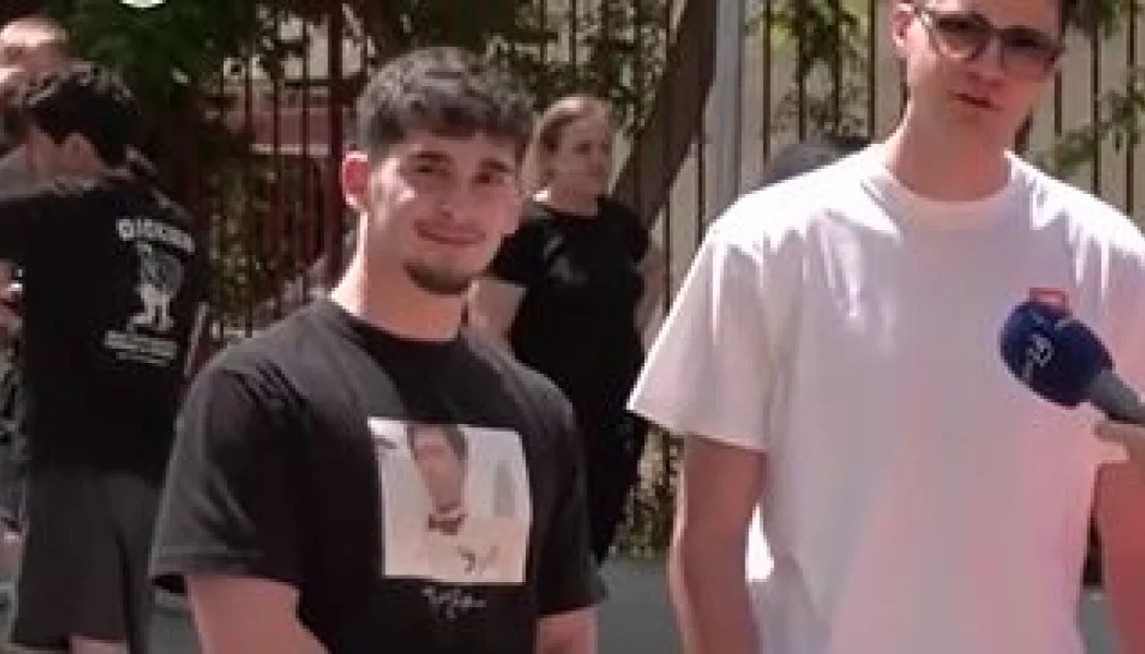 Πανελλήνιες: Yποψήφιος φόρεσε μπλούζα Scarface για τον Δημήτρη Γιαννακόπουλο