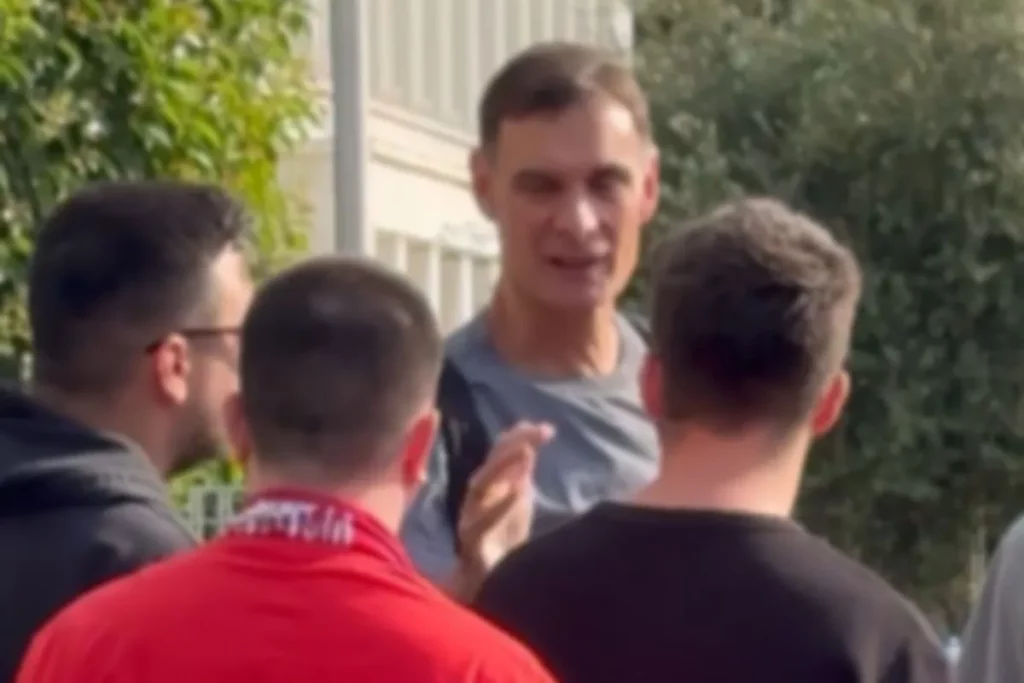 Ολυμπιακός: Στήριξη οπαδών σε Μπαρτζώκα κατά την αναχώρηση για ΟΑΚΑ