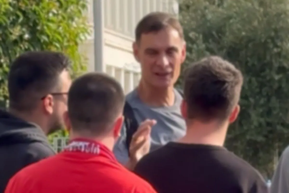Ολυμπιακός: Στήριξη οπαδών σε Μπαρτζώκα κατά την αναχώρηση για ΟΑΚΑ