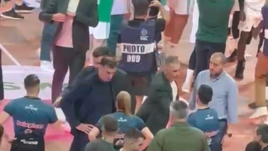 Δείτε βίντεο: Διάλογος Μπαρτζώκα με Τσαρούχα μετά τη λήξη (vid)