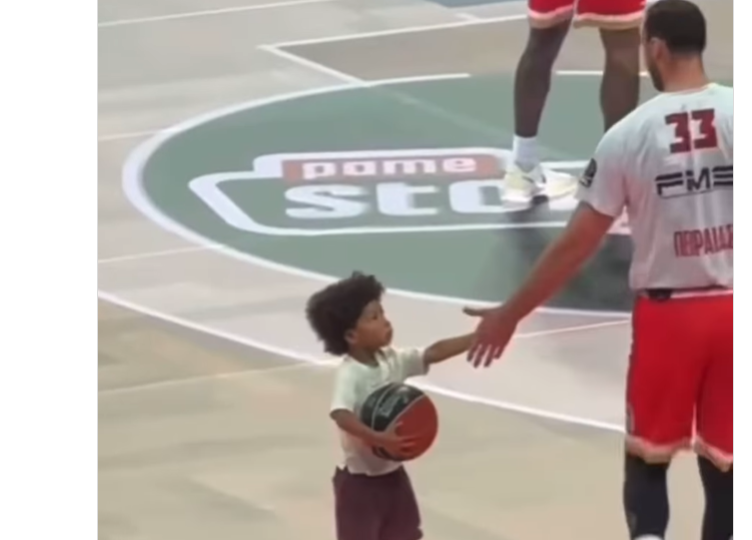 Δείτε βίντεο: Ο γιος του Λεσόρ έδωσε το χέρι του στον Μιλουτίνοφ